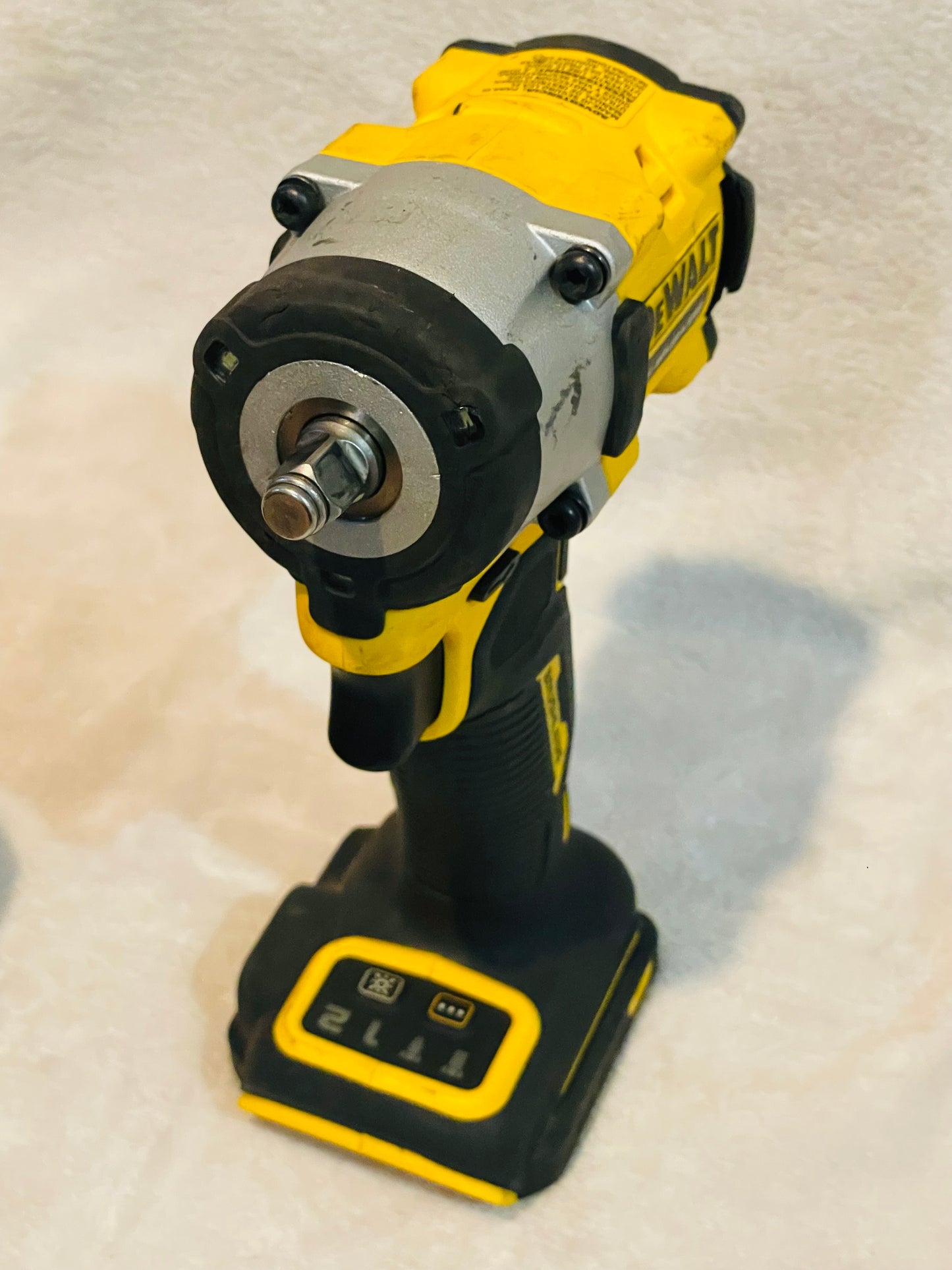 DEWALT ATOMIC 20V Brushless 3/8 in.Variable Speed Impact Wrench with (1) 2ah Battery and Charger